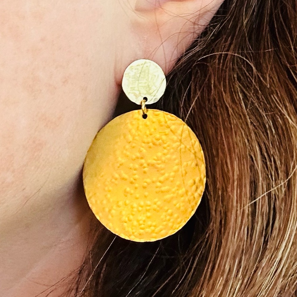 NWT✨E Hand Hammered Gold Disc Statement Earrings